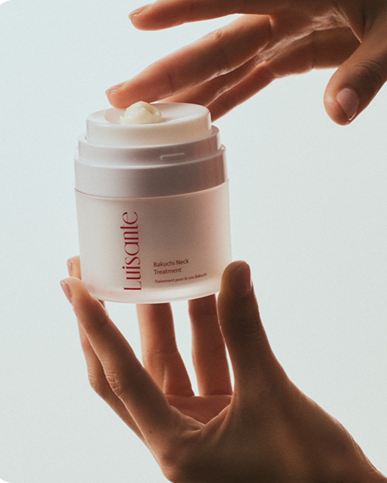 Person holding a jar of Luisante neck cream with an ivory background

