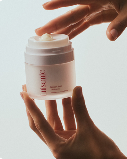 Person holding a jar of Luisante neck cream with an ivory background


